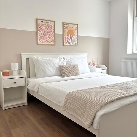Wanderlust Home Cream, Rasnov Apt For 4, Wifi And Free Parking Екстер'єр фото