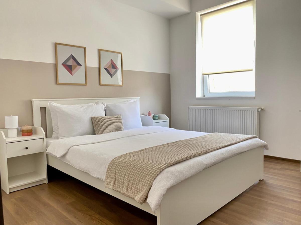 Wanderlust Home Cream, Rasnov Apt For 4, Wifi And Free Parking Екстер'єр фото