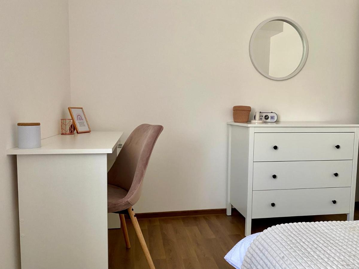Wanderlust Home Cream, Rasnov Apt For 4, Wifi And Free Parking Екстер'єр фото
