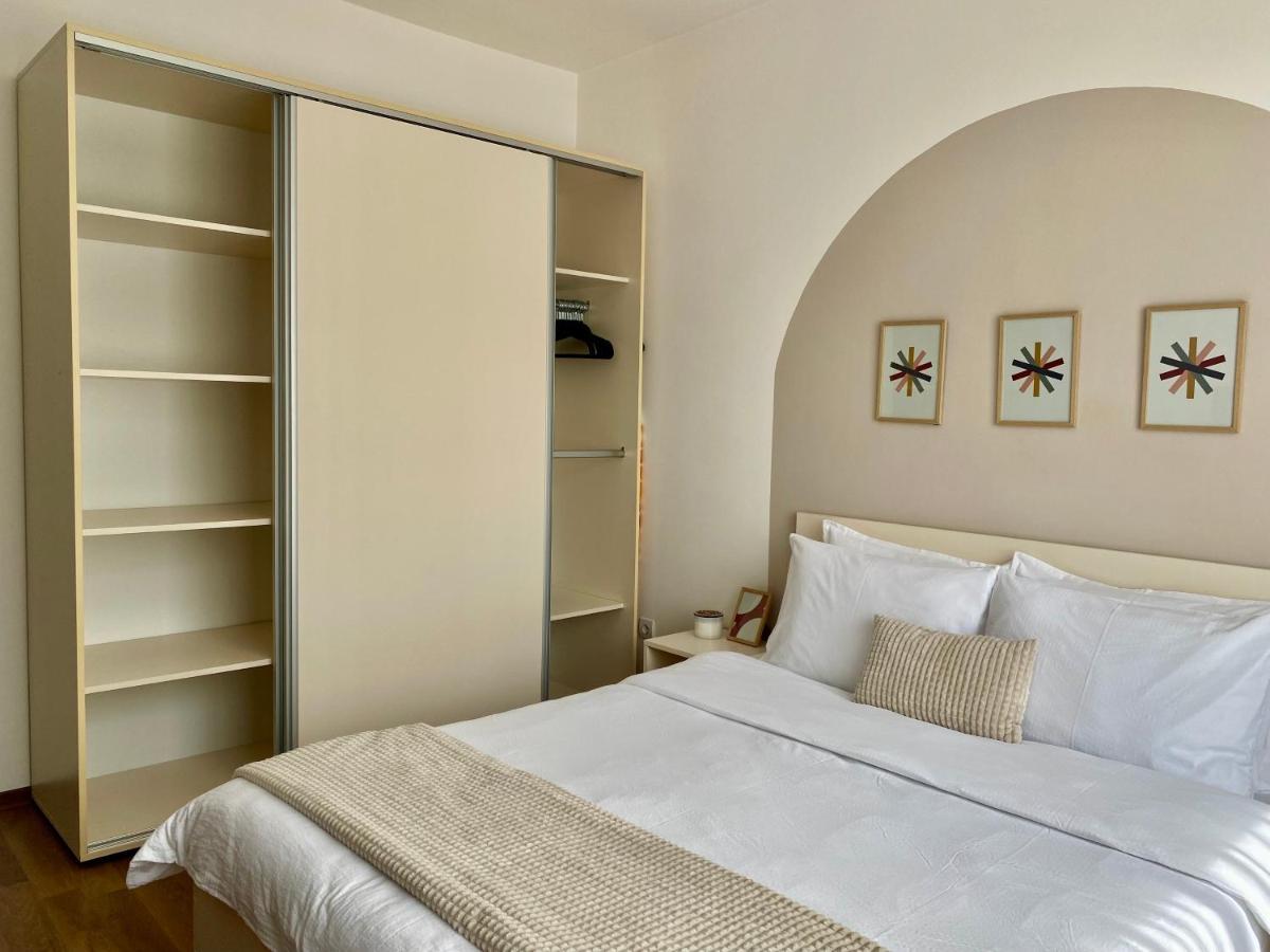 Wanderlust Home Cream, Rasnov Apt For 4, Wifi And Free Parking Екстер'єр фото