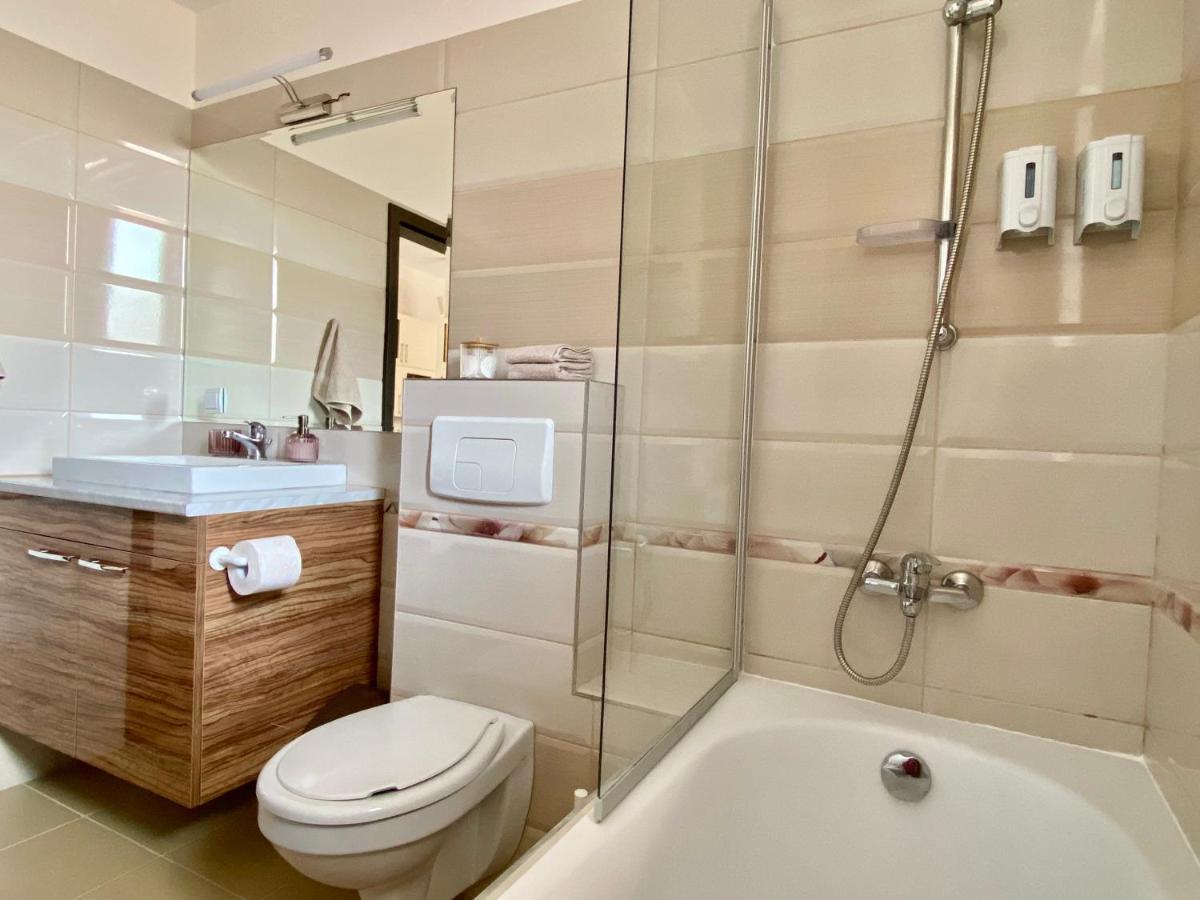Wanderlust Home Cream, Rasnov Apt For 4, Wifi And Free Parking Екстер'єр фото
