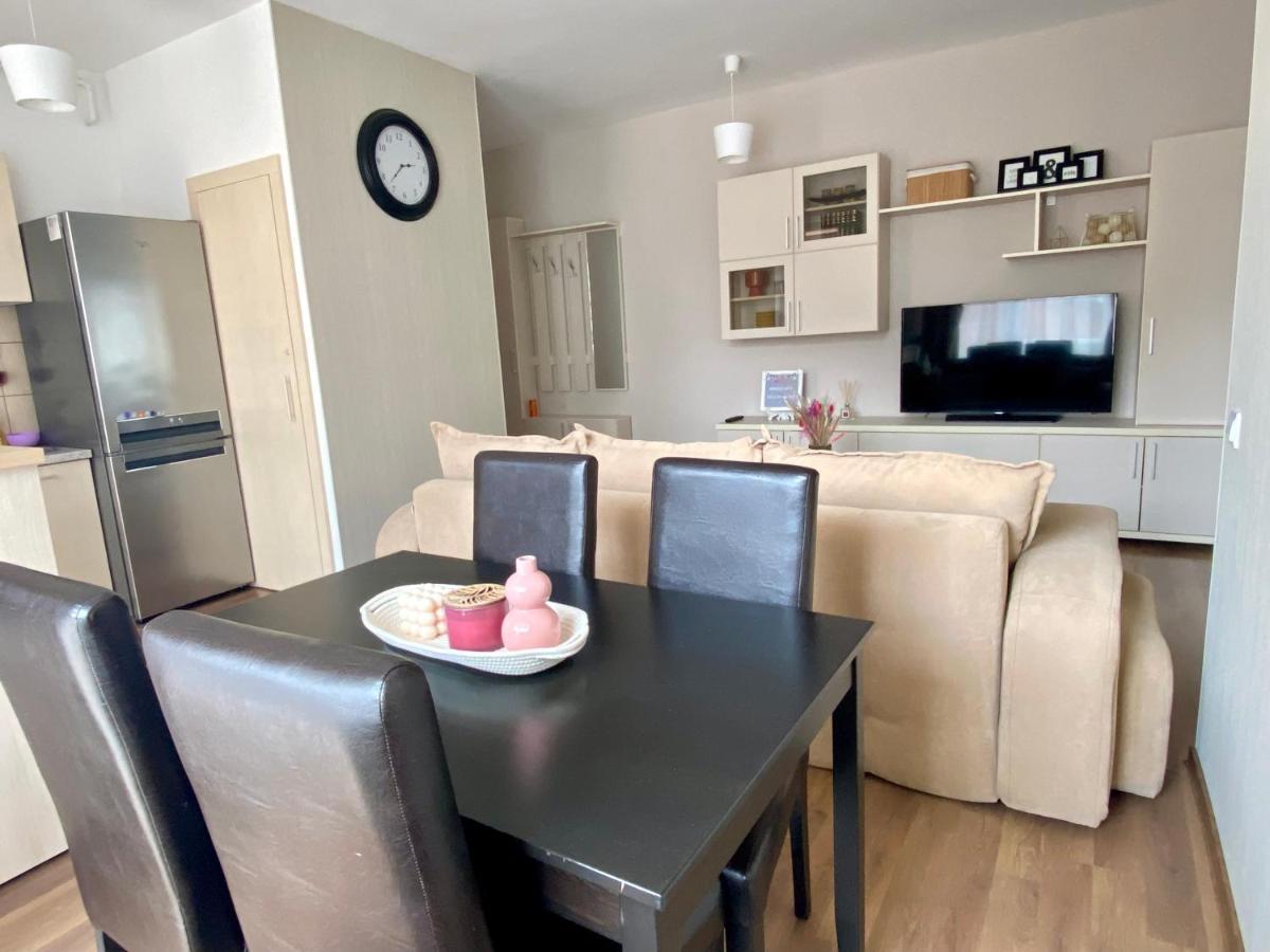 Wanderlust Home Cream, Rasnov Apt For 4, Wifi And Free Parking Екстер'єр фото