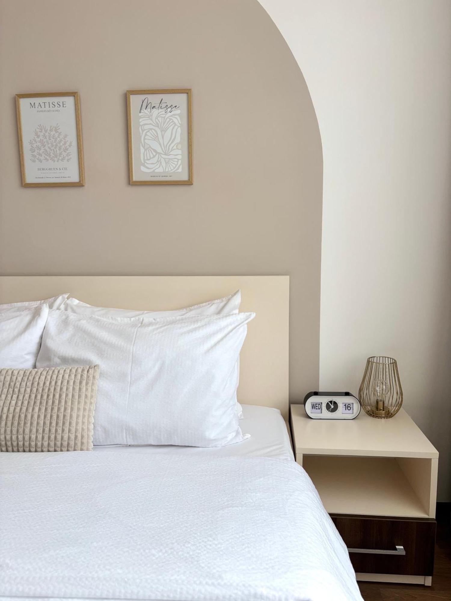 Wanderlust Home Cream, Rasnov Apt For 4, Wifi And Free Parking Екстер'єр фото