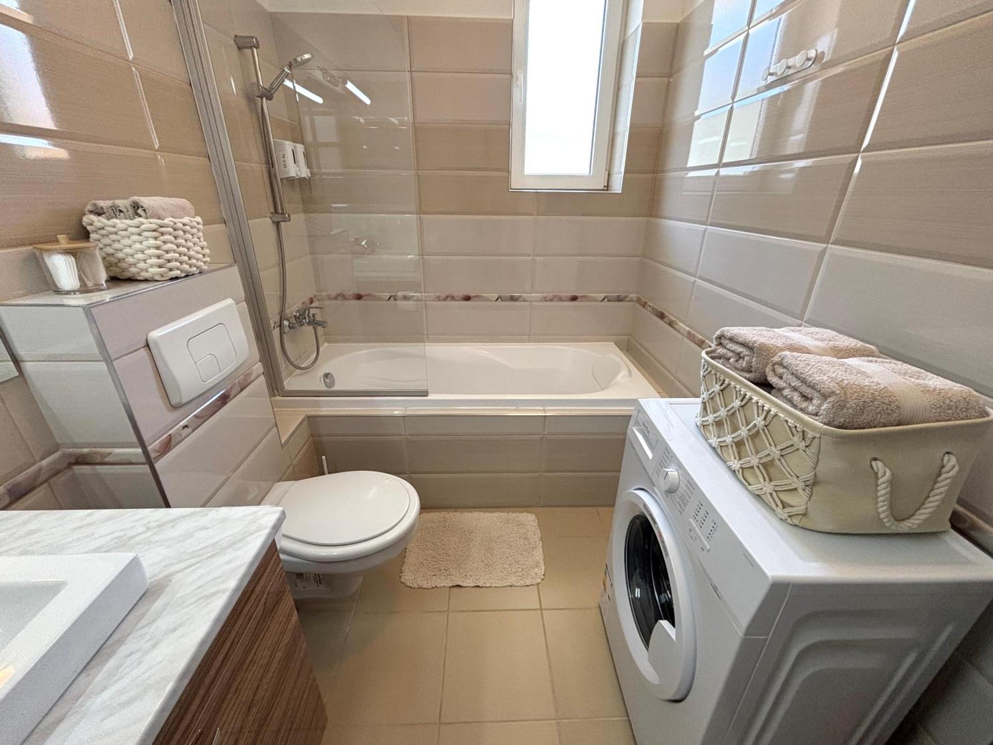 Wanderlust Home Cream, Rasnov Apt For 4, Wifi And Free Parking Екстер'єр фото