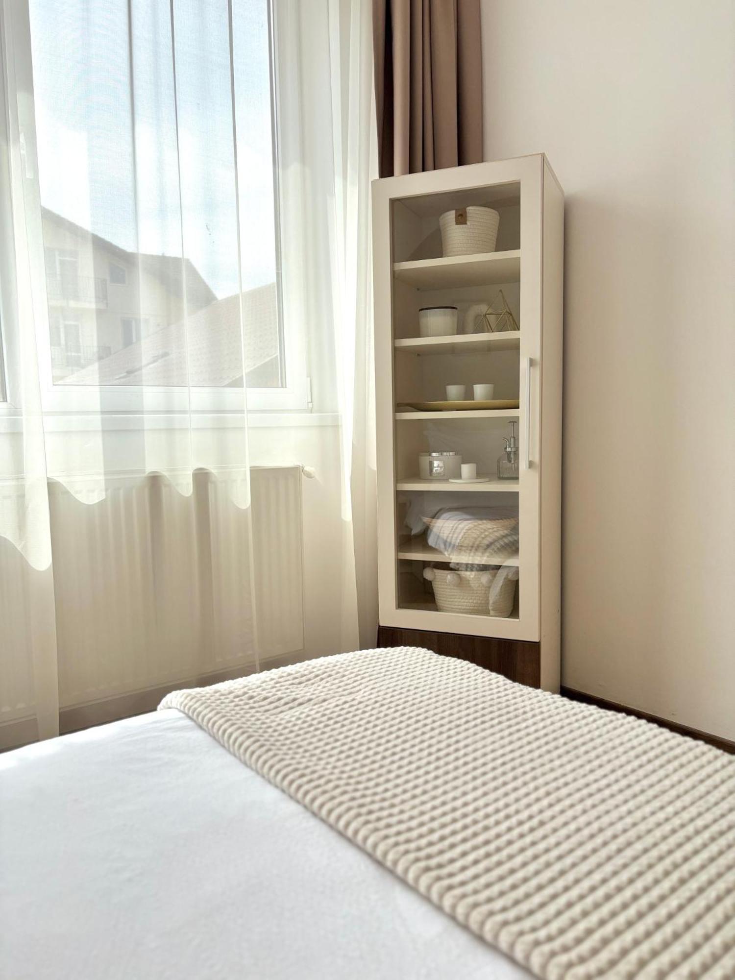 Wanderlust Home Cream, Rasnov Apt For 4, Wifi And Free Parking Екстер'єр фото