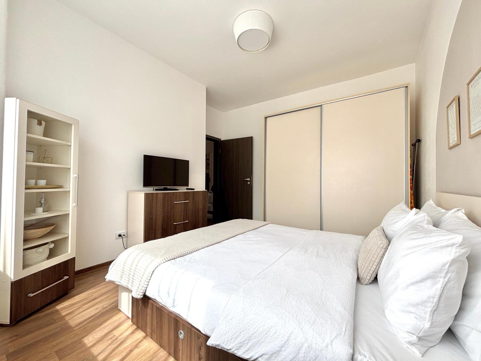 Wanderlust Home Cream, Rasnov Apt For 4, Wifi And Free Parking Екстер'єр фото