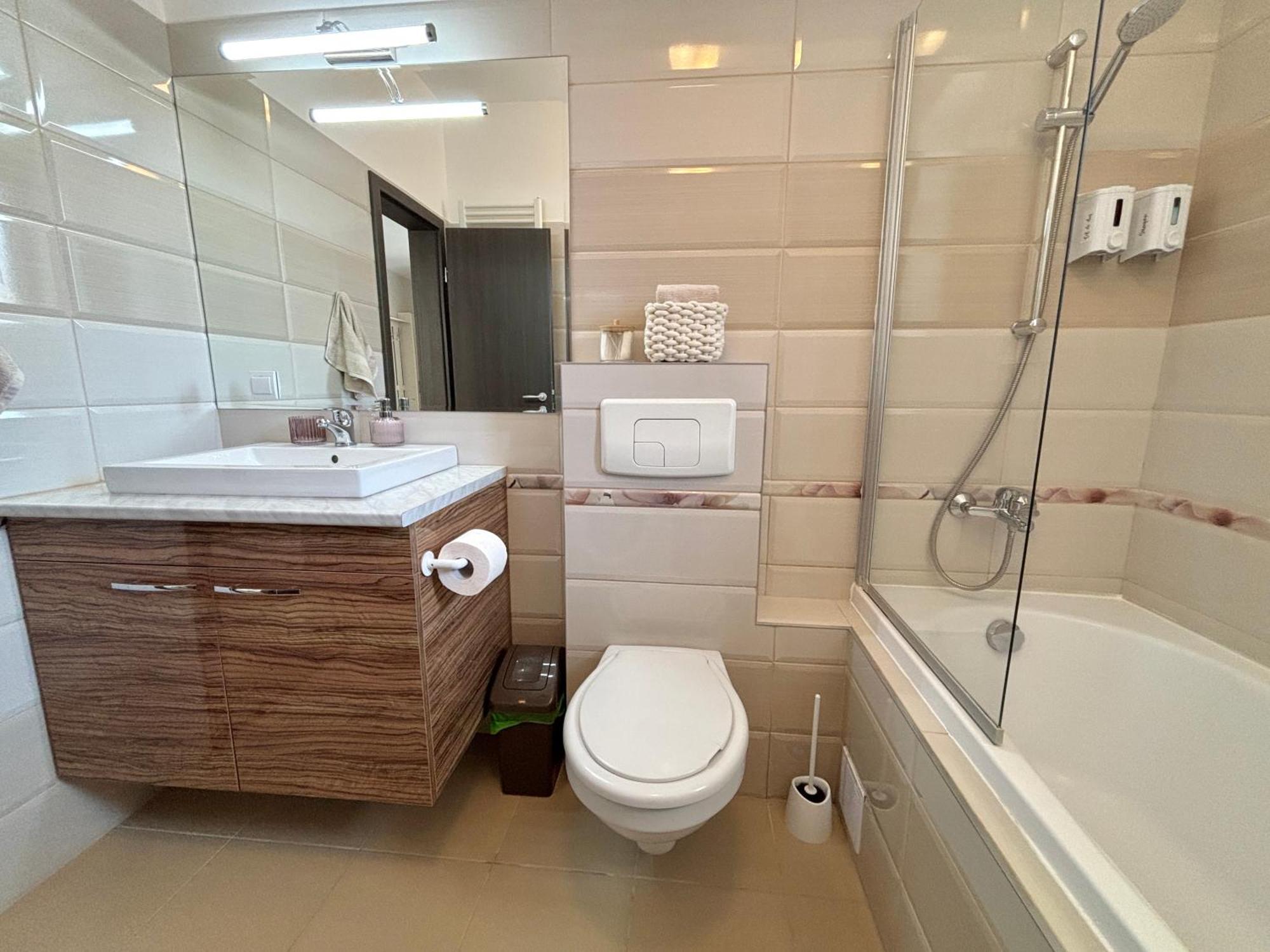 Wanderlust Home Cream, Rasnov Apt For 4, Wifi And Free Parking Екстер'єр фото